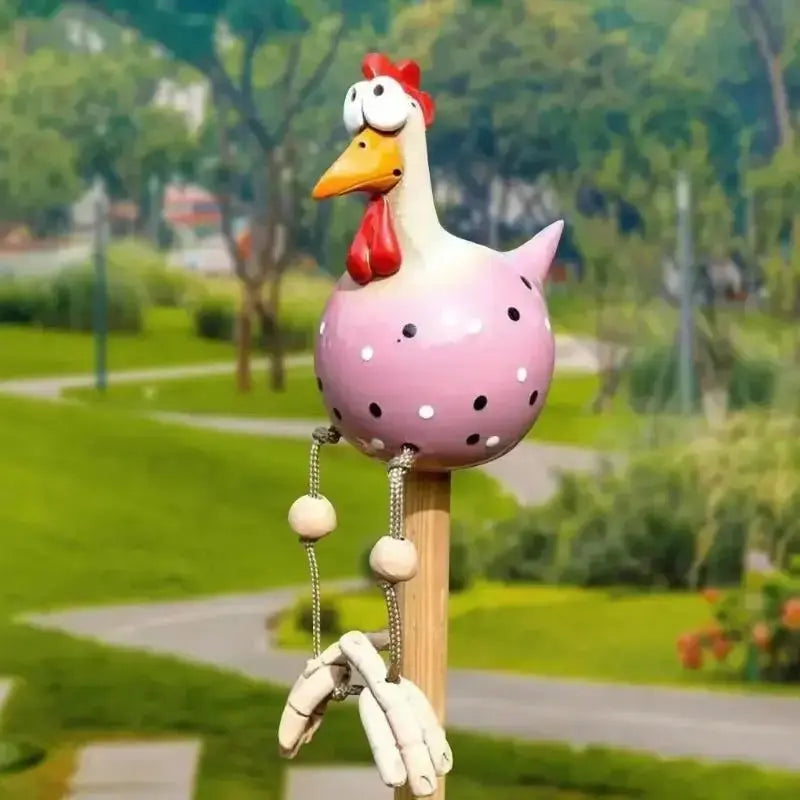 jardin transformé avec décoration pour extérieur poules résine disposées entre plantes espace unique bohème