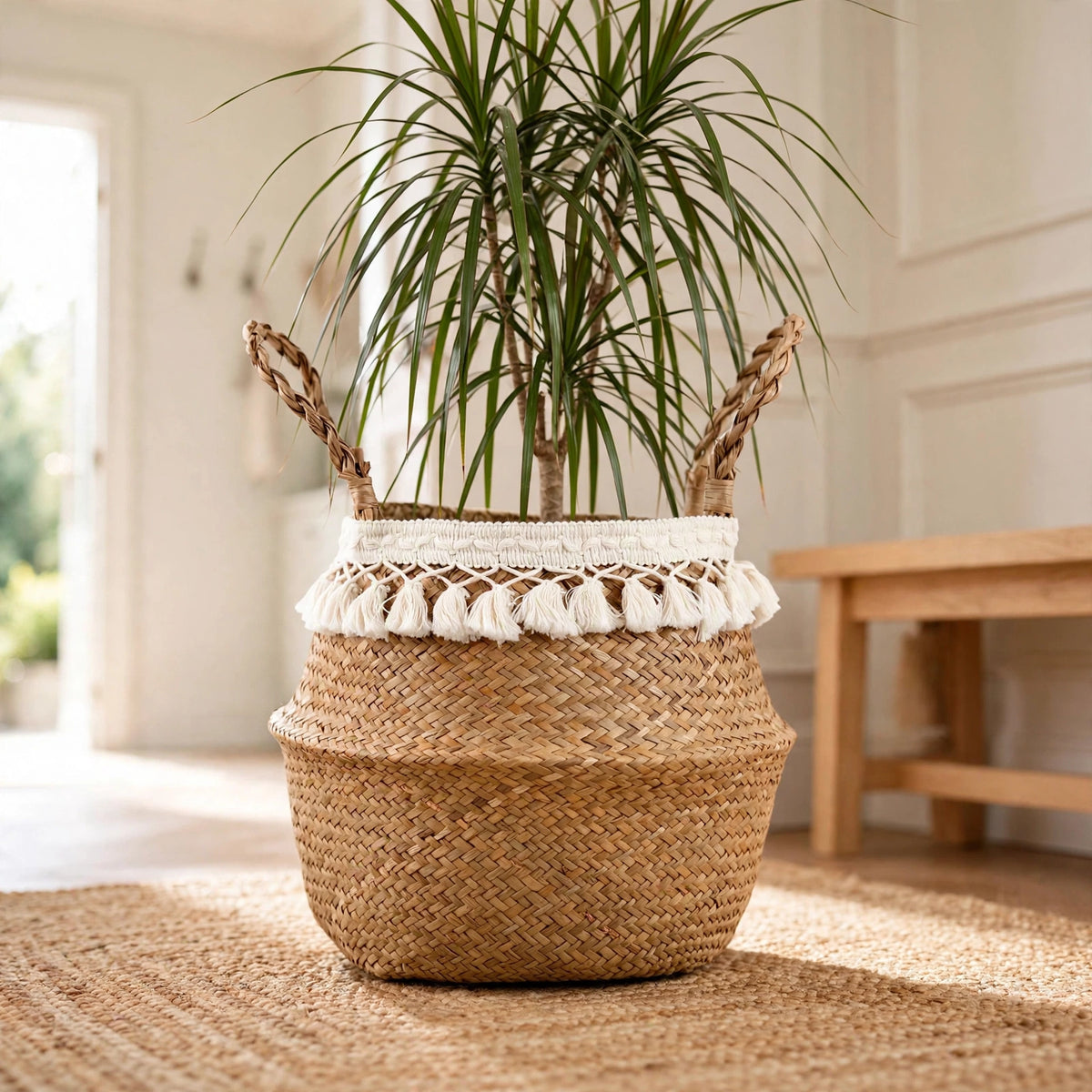 Panier en jonc de mer à franges posé dans une entrée