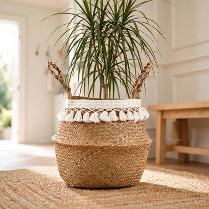 Panier en jonc de mer à franges posé dans une entrée