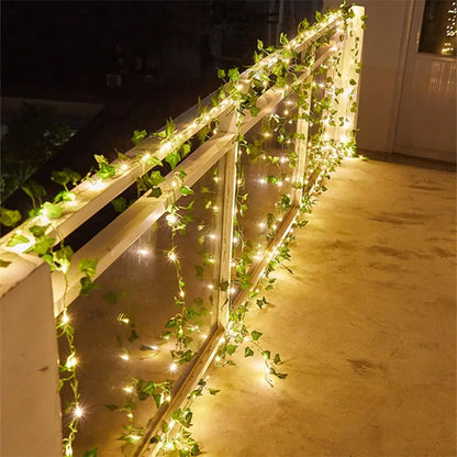 La Guirlande solaire extérieur | Lueur de bonheur, avec ses guirlandes de lumières blanches chaudes et de lierre vert, apporte une lueur chaleureuse à votre balcon. Ces lumières LED créent une ambiance festive et accueillante tout en étant un choix de décoration flexible et économique.