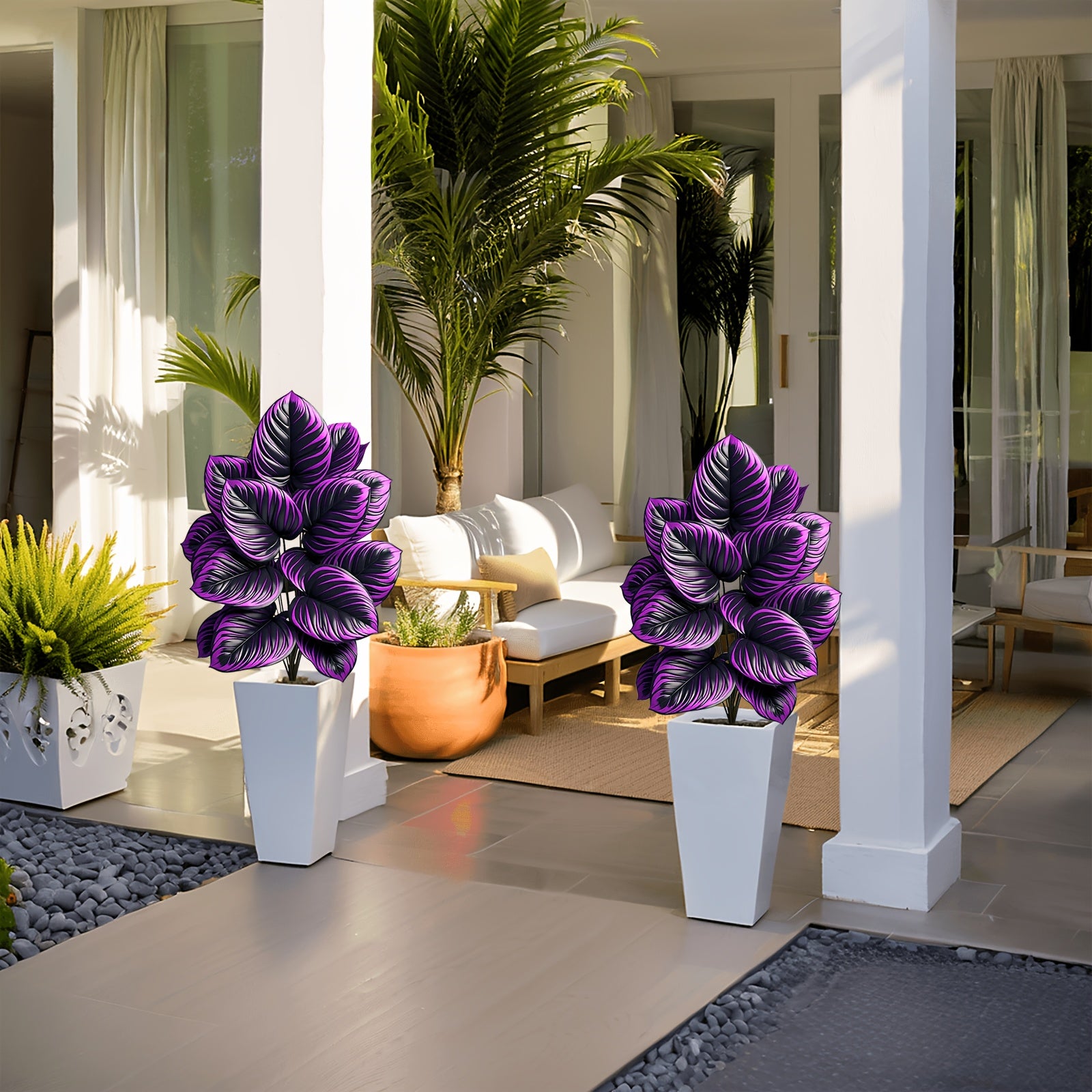 Plante artificielles extérieur vives violettes sur patio moderne ensoleillé."