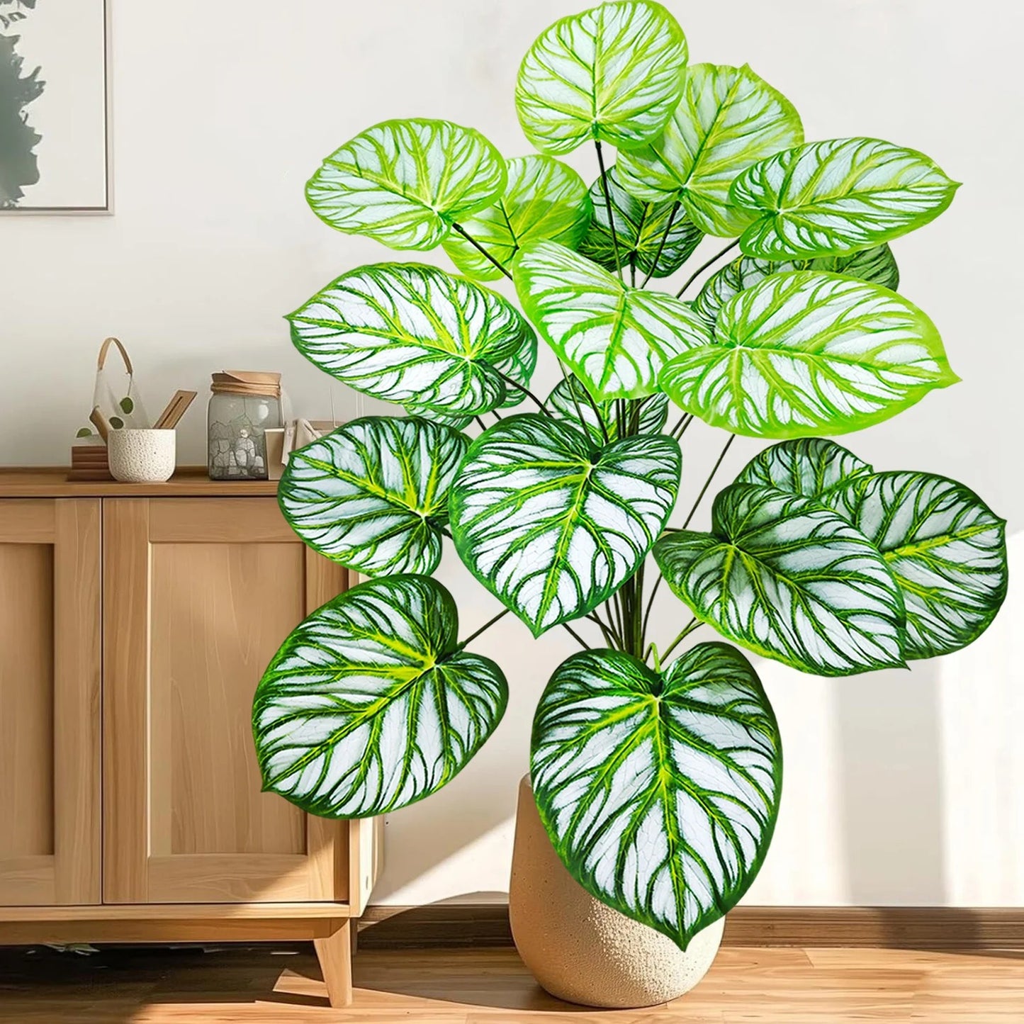 "Grande Plantes artificielles pour balcon lumineuse, motifs verts et blancs, intérieur moderne."