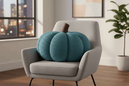Coussin décoratif citrouille bleu canard XXL sur fauteuil contemporain style urbain
