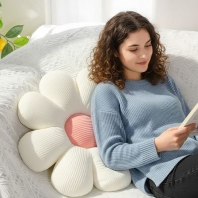 Coussin décoratif en forme de fleur avec pétales moelleux et centre contrasté