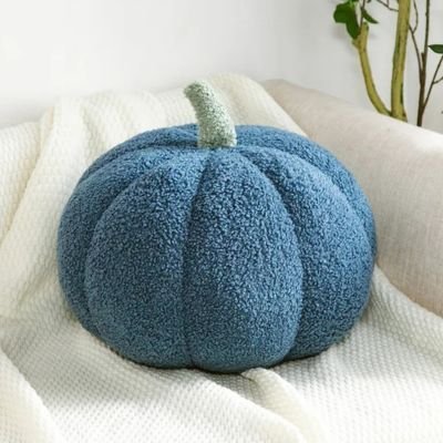 "Détail du coussin citrouille avec segments arrondis et finitions de qualité"