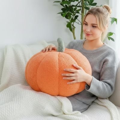 "Coussin citrouille orange décoratif en texture sherpa pour décoration automnale"