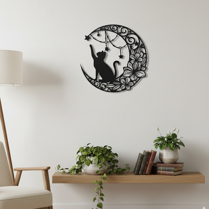 Décoration murale métal avec chat sur croissant de lune installée sur mur blanc