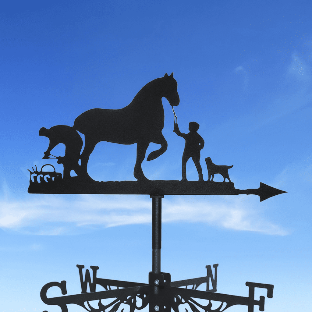 Détail girouette cheval fermier métal silhouette scène champêtre avec système rotation