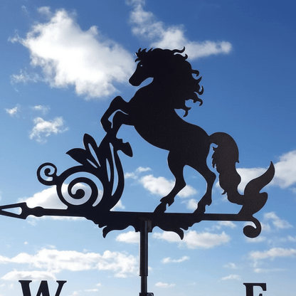 Détail girouette cheval métal silhouette équine artistique avec système rotation