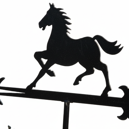 Détail girouette cheval noir métal silhouette sombre dramatique avec système rotation