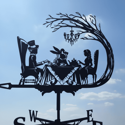 Détail girouette de jardin originale Alice silhouette merveilleuse conte avec système rotation