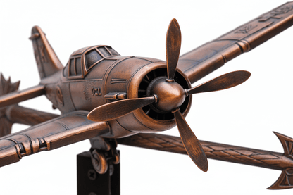 Détail girouette original avion métal avec hélice et système rotation roulements à billes