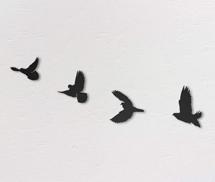 decorations murales exterieures Quatre oiseaux noirs en vol, vase fleuri, ombre rayée