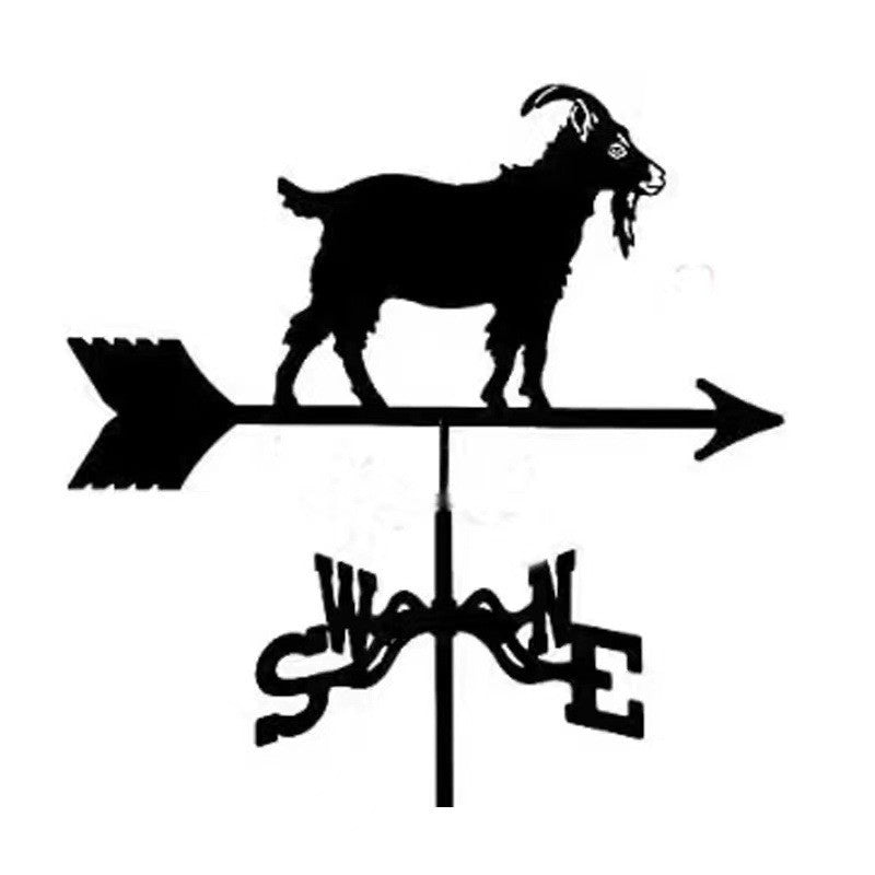 L'image présente une girouette animal au motif naturel, fixée sur un bâtiment. L'encart met en valeur un motif alternatif, inspiré d'une chèvre. Le ciel dégagé et la vue partielle du bâtiment illustrent le positionnement de la girouette.
