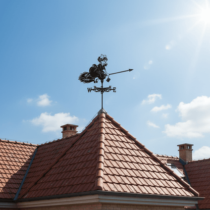 Girouette de jardin originale petite sorcière installée sur toiture poteau - ornement magique