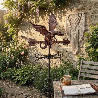 Détail du métal robuste et de la peinture de protection vintage d'une girouette originale dragon haute qualité.