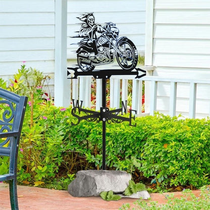 La Girouette de jardin-Galion, en forme de motocycliste, ajoute une touche de charme à la décoration extérieure. Montée sur un poteau avec des repères N, S, E, O, elle trône dans un jardin près d'une maison blanche entourée d'une végétation luxuriante.
