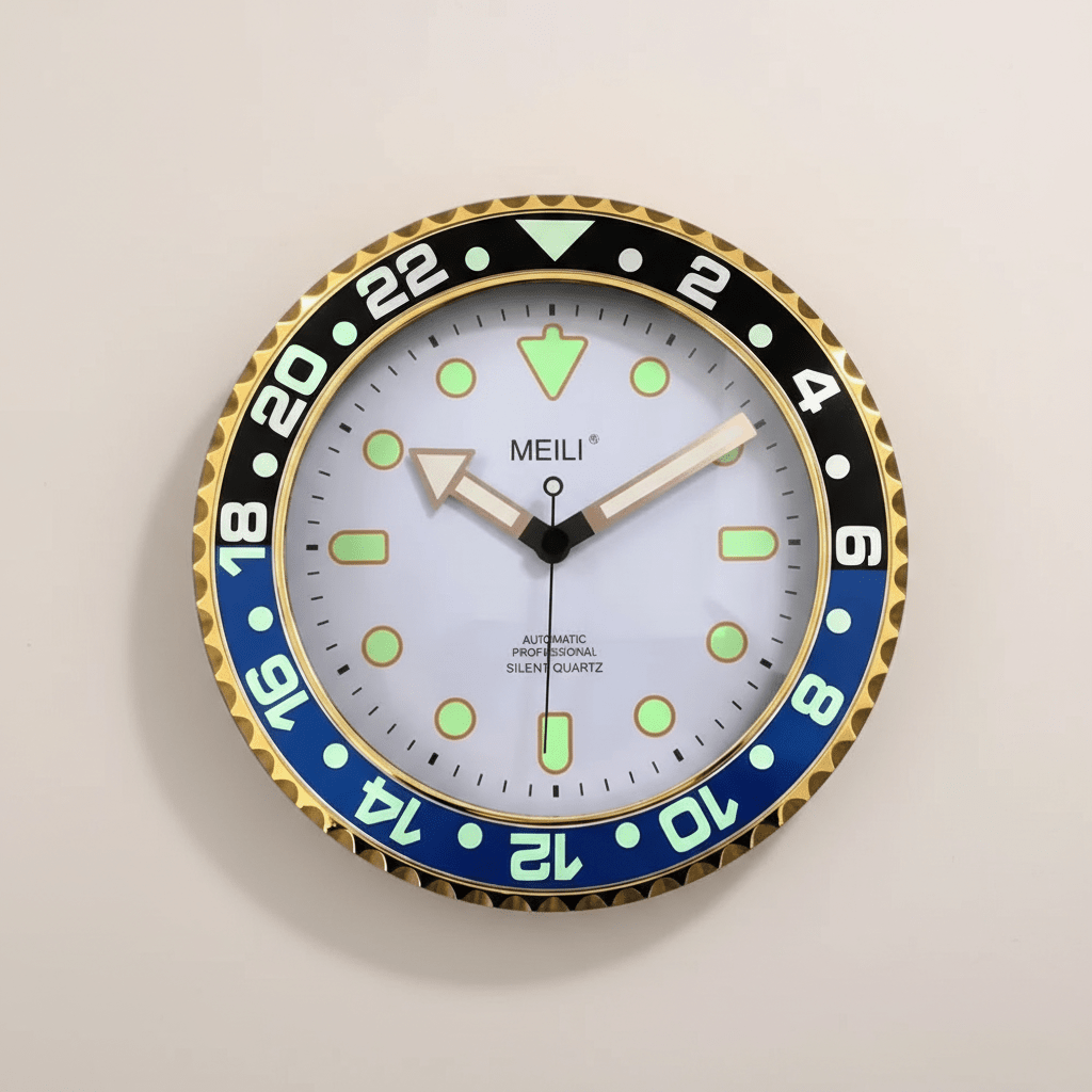 Horloge murale en métal original avec cadran lumineux phosphorescent, silencieuse, 30cm, disponible en 6 coloris, par Mafrenesiedecoration.