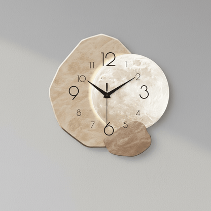 Horloge murale ronde détail motif organique pierre chiffres arabes aiguilles noires