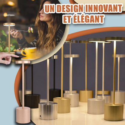 Une collection de lampes de table modernes aux couleurs métalliques variées est exposée. Une femme tient une Lampe de table tactile rechargeable à USB/Night-Lightᵀᴹ de Mafrenesiedecoration alors quelle est assise dans un café avec un café. Le texte dit « Un design innovant et élégant », capturant lessence de la décoration intérieure.