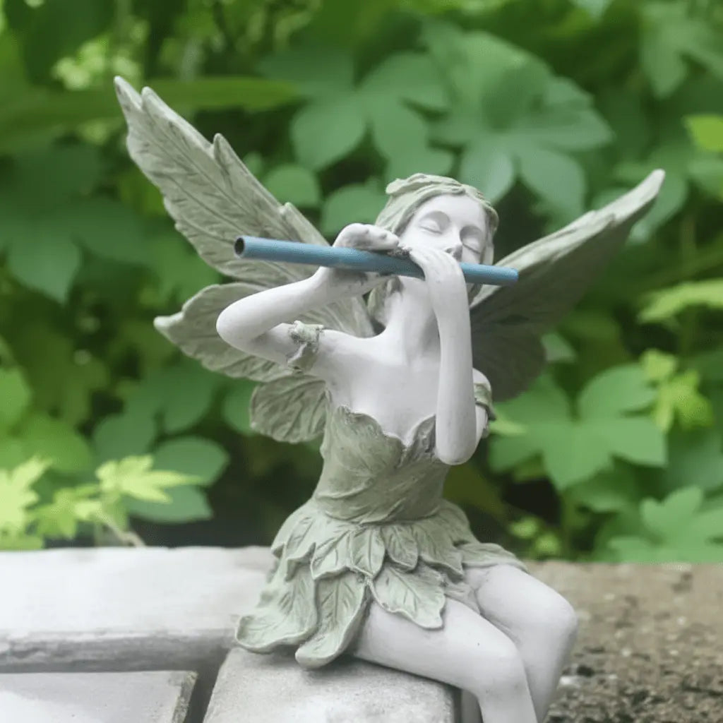Gros plan détails sculptés fée résine décoration jardin visage délicat drapé fluide finition artisanale patine