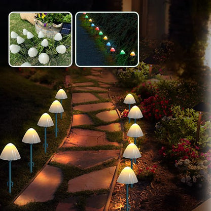Un chemin de jardin est agrémenté de guirlandes lumineuses. Les images montrent un assemblage et une lueur nocturne vibrante. Alimenté par l'énergie solaire, le chemin est enveloppé de verdure luxuriante et de fleurs, créant une ambiance enchanteresse.