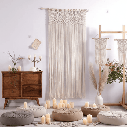 Rideau macramé bohème beige pièce zen coussins méditation bougies décoration minimaliste apaisante