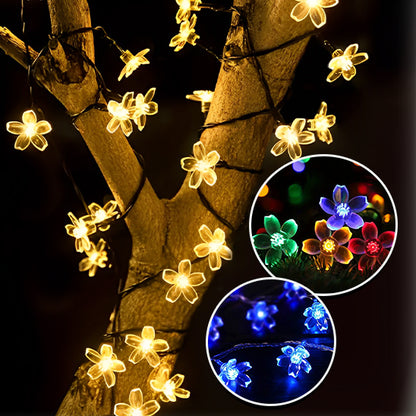 Une scène fantaisiste se déroule alors que des fleurs doucement lumineuses illuminent un petit jardin, où un charmant vélo blanc repose à côté d'un panier tressé débordant de fleurs rayonnantes. Les pétales vibrants exhalent des nuances de bleu, projetant une lueur enchanteresse sur le feuillage sombre. En arrière-plan, une haute palissade blanche renforce l'atmosphère tranquille et onirique de ce cadre magique, invitant à la sérénité et à l'émerveillement.
