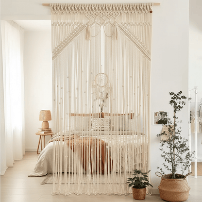 Rideau macramé beige séparateur espace chambre bohème créant zone intime avec lumière naturelle douce