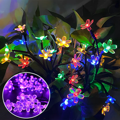 Un charmant vélo blanc, garé à côté d'un panier rempli de fleurs éclatantes, se dresse en évidence dans un jardin fantaisiste, tandis que des pétales vibrants dans des tons de bleu et de violet illuminent les environs. Ces fleurs rayonnantes projettent doucement une lueur éthérée sur le feuillage vert foncé en dessous. Une palissade blanche encadre la scène, renforçant l'atmosphère tranquille et onirique de ce cadre enchanteur.