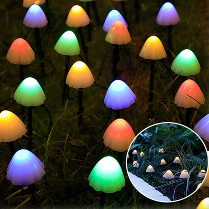 L'espace gazonné est orné de Guirlandes solaire extérieur-champignon | Nuit Lumineuse, mettant en vedette des lumières colorées en forme de champignon alimentées par l'énergie solaire. Chaque lumière vibrante ajoute une touche fantaisiste, mise en valeur par un encart qui souligne leur effet lumineux et leur attrait écologique.