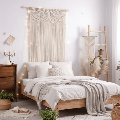 Rideau macramé bohème beige chambre cocooning lit bois linge blanc guirlandes lumineuses ambiance chaleureuse