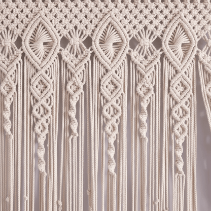 Gros plan tissage artisanal rideau macramé coton naturel montrant texture nœuds et franges fait main