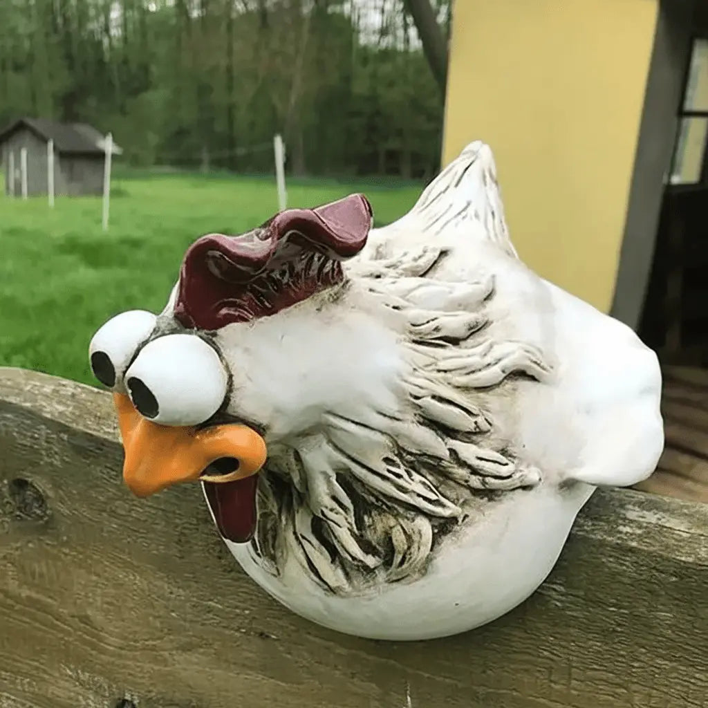 Gros plan détails plumage sculpté poule résine décoration jardin finition artisanale teintes naturelles