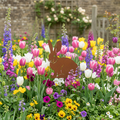 Lapin métal décoration jardin planté dans massif fleuri coloré jardin cottage romantique