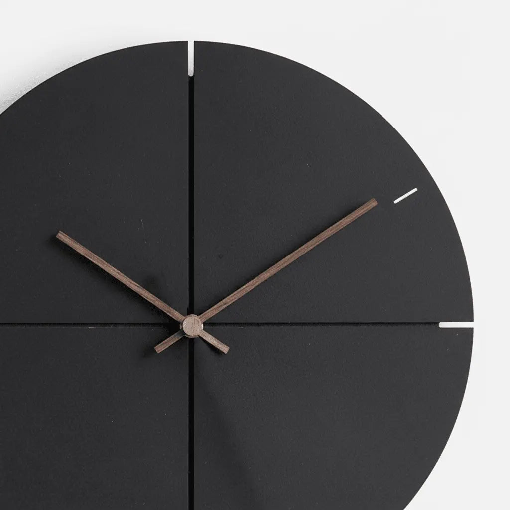 Horloge murale noire bois noyer detail grain naturel motif croix sans chiffres sans cadre