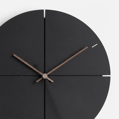 Horloge murale noire bois noyer detail grain naturel motif croix sans chiffres sans cadre