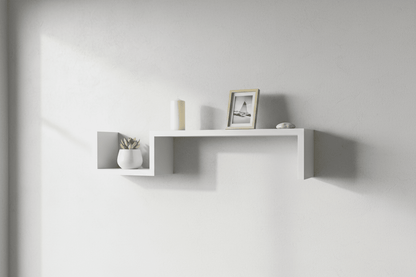 Étagère murale blanche forme S flottante avec décoration - plante succulente, bougie et cadre photo - design minimaliste scandinave pour salon ou bureau