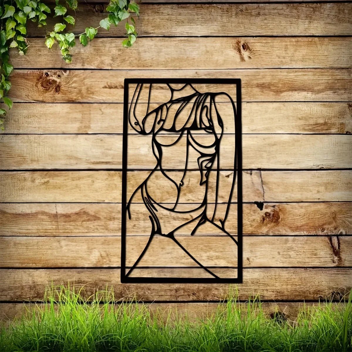 Decors muraux metal : sculpture murale femme nue minimaliste sur bois naturel, ambiance moderne.
