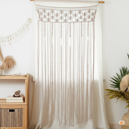 Rideau macramé décoratif fait à la main, présentant un motif complexe de nœuds et de franges délicates.
La texture naturelle et la couleur neutre du macramé ajoutent une touche bohème et artisanale à tout intérieur.
Des détails en gros plan mettent en évidence le travail minutieux des nœuds et la fluidité des fils.
Parfait comme séparation de pièce, décoration murale ou rideau de fenêtre unique.