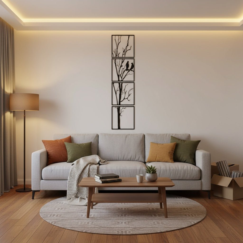 Salon moderne avec canapé gris, coussins colorés, et Decoration murale pour salon stylisée.