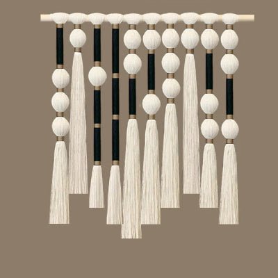 Rideau décoratif en macramé avec des motifs en code Morse.
Des cordes épaisses de couleur crème et des accents noirs et dorés forment un design unique.
De grandes perles nouées et de longues franges pendantes ajoutent une texture bohème.