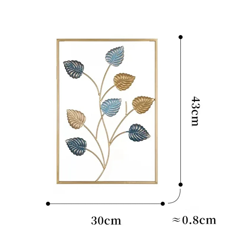 Élégante decoration murale en métal, feuilles bleues et dorées, cadre fin.