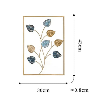 Élégante decoration murale en métal, feuilles bleues et dorées, cadre fin.