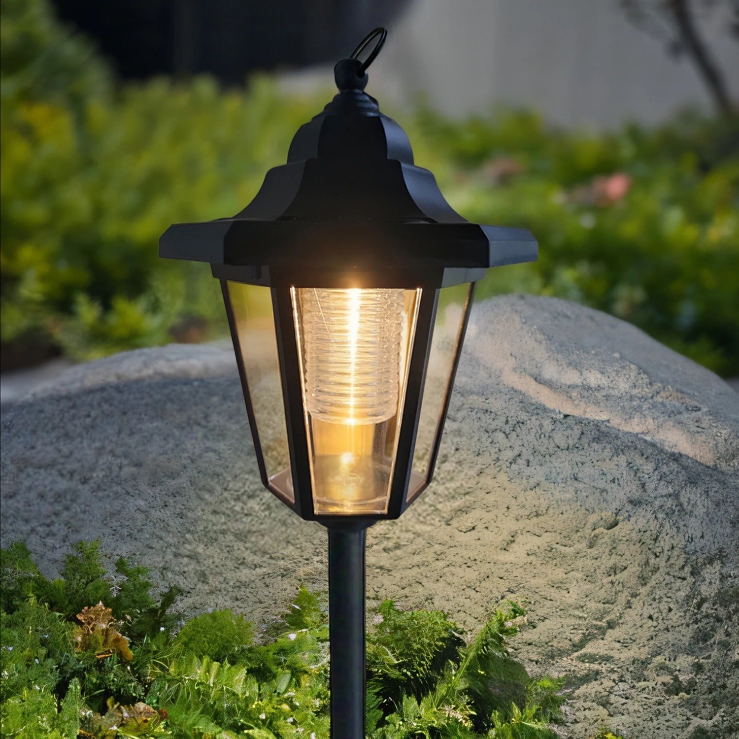 lampe-solaire-jardin-haut-de-gamme-lanterne-noire-allee-nuit-eclairage-automatique-prestige