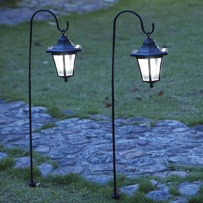 Lampe solaire jardin haut de gamme au design lanterne noire classique avec diffuseur haute clarté pour un éclairage extérieur luxueux.