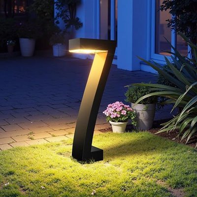 lampe-solaire-exterieur-design-7-silhouette-architecturale-noire-mat-allee-jardin-moderne-contemporain