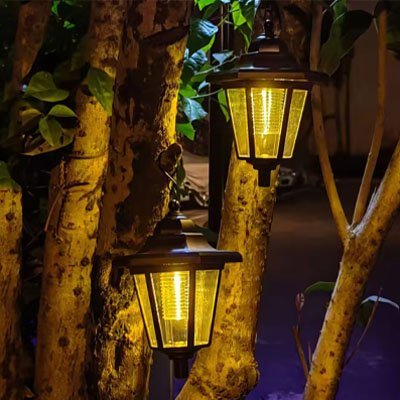 Éclairage de prestige avec une lampe solaire jardin haut de gamme illuminant une allée de maison avec élégance et automatisme.