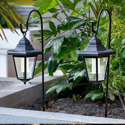 Détail du panneau solaire haute performance d'une lampe solaire jardin haut de gamme pour une autonomie nocturne optimale sans fils.