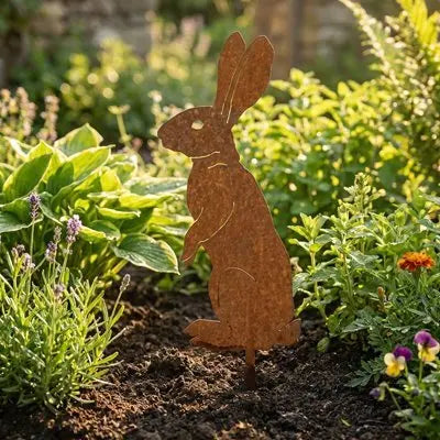 Gros plan texture patine cuivrée lapin métal décoration jardin finition rustique artisanale